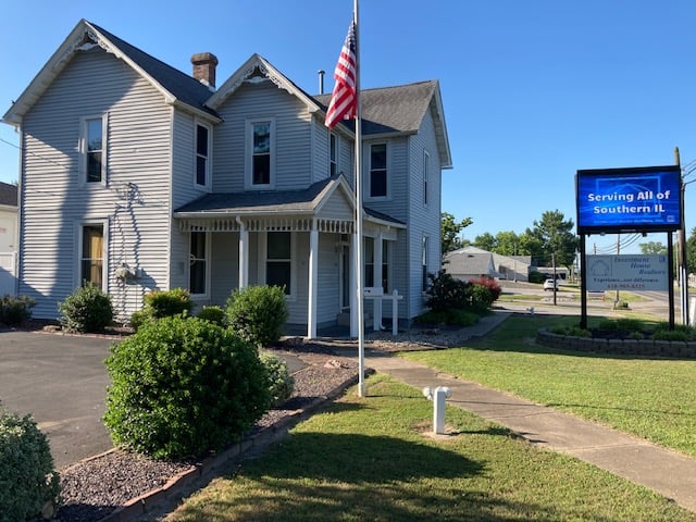 1002 S Division St, Carterville, IL 62918