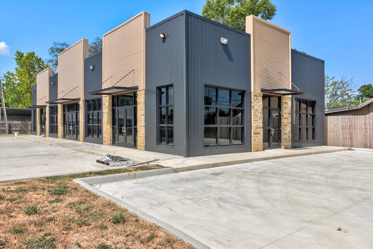 1211 N Twin City Hwy, Nederland, TX 77627