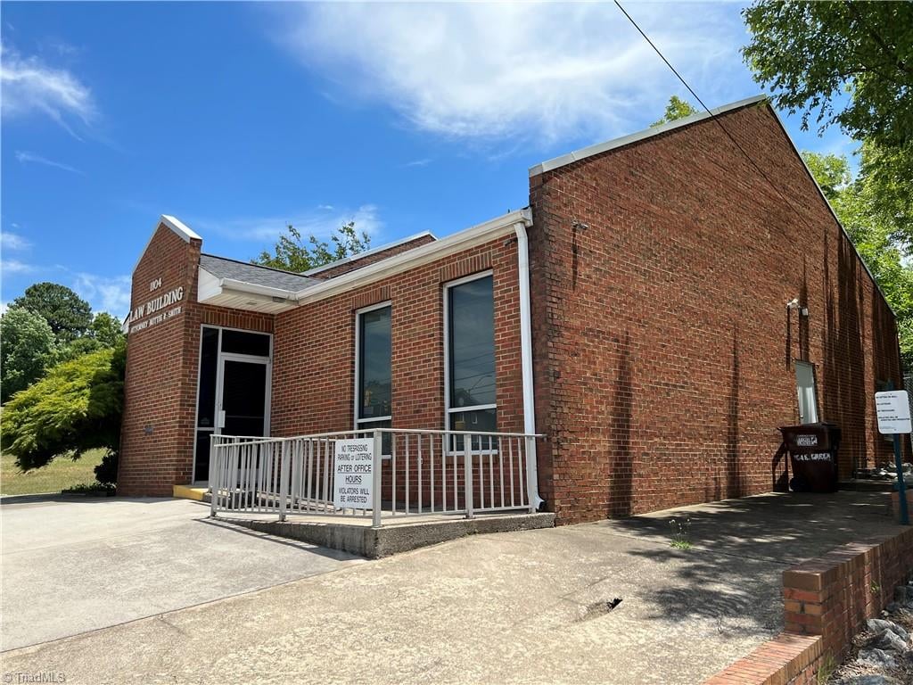 1104 E Green Dr, High Point, NC 27260