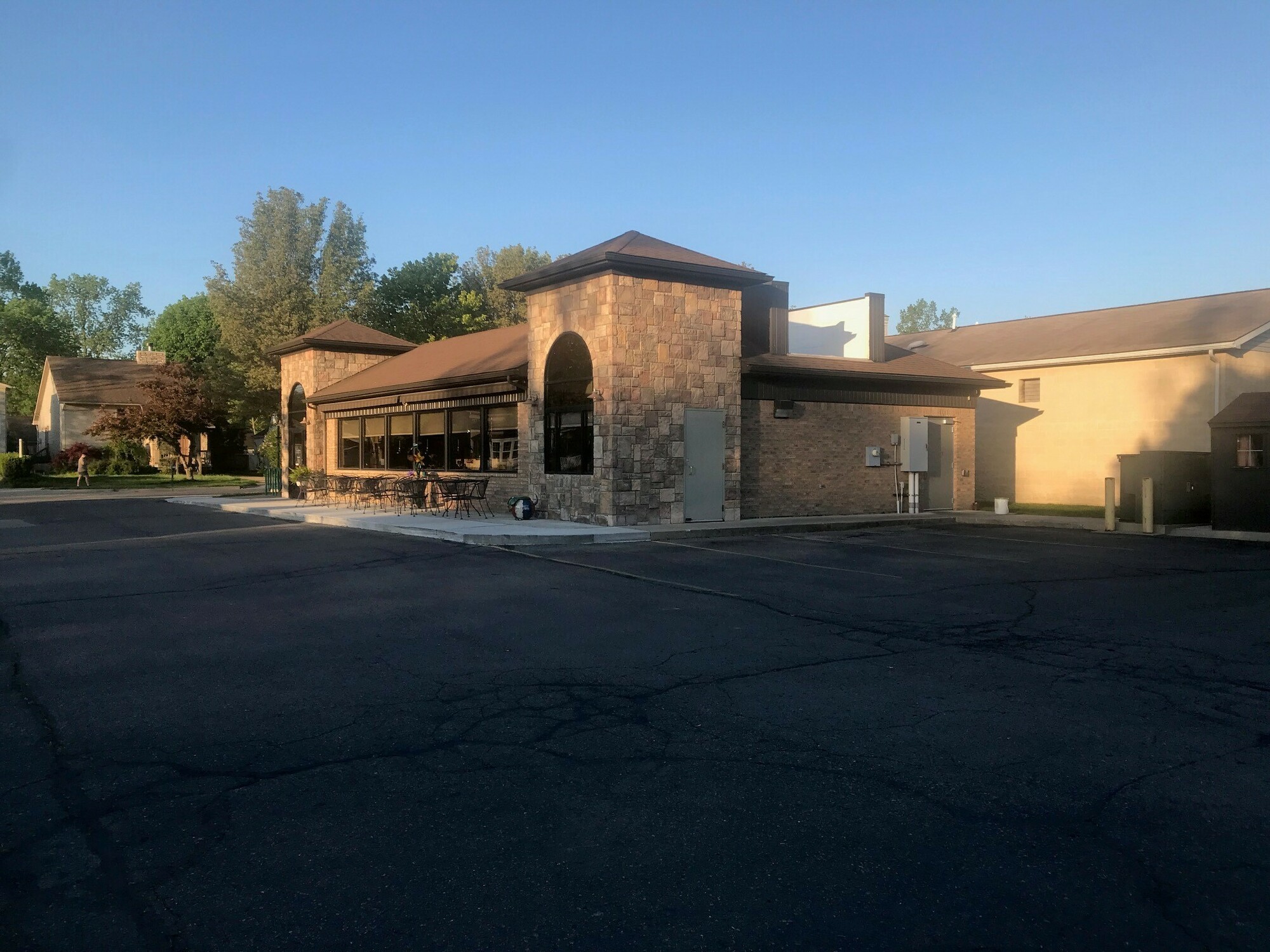 8200 Macomb St, Grosse Ile, MI 48138