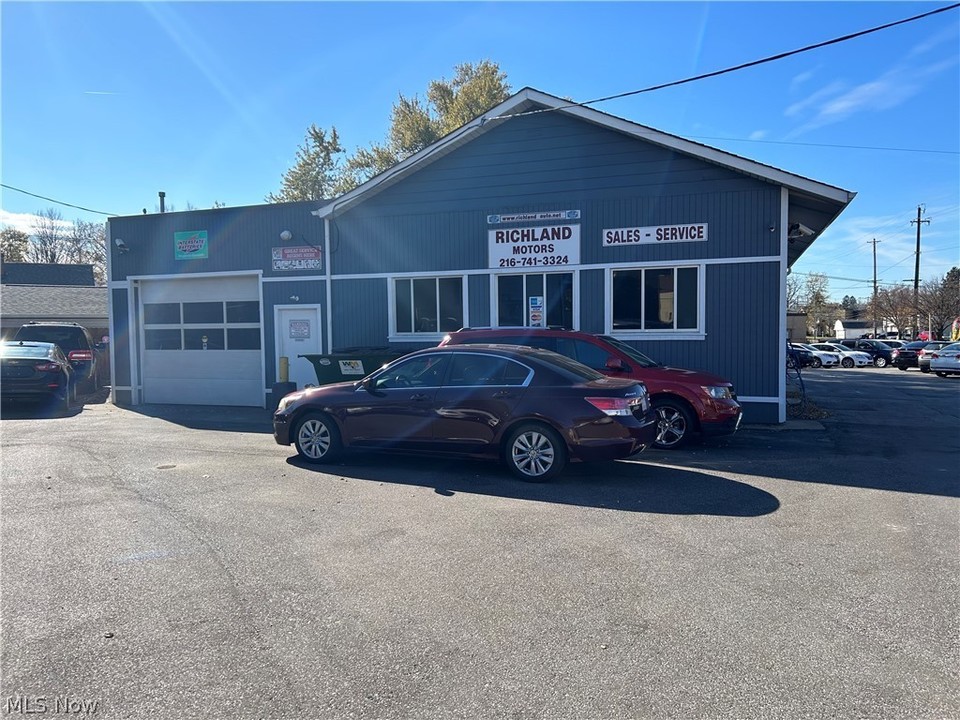 4653 Pearl Rd, Cleveland, OH 44109