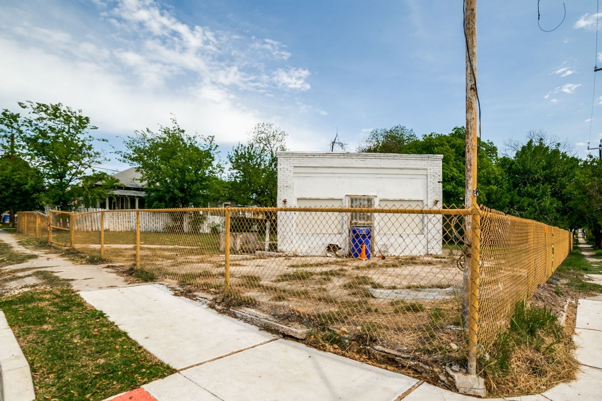 2602 N Flores St, San Antonio, TX 78212