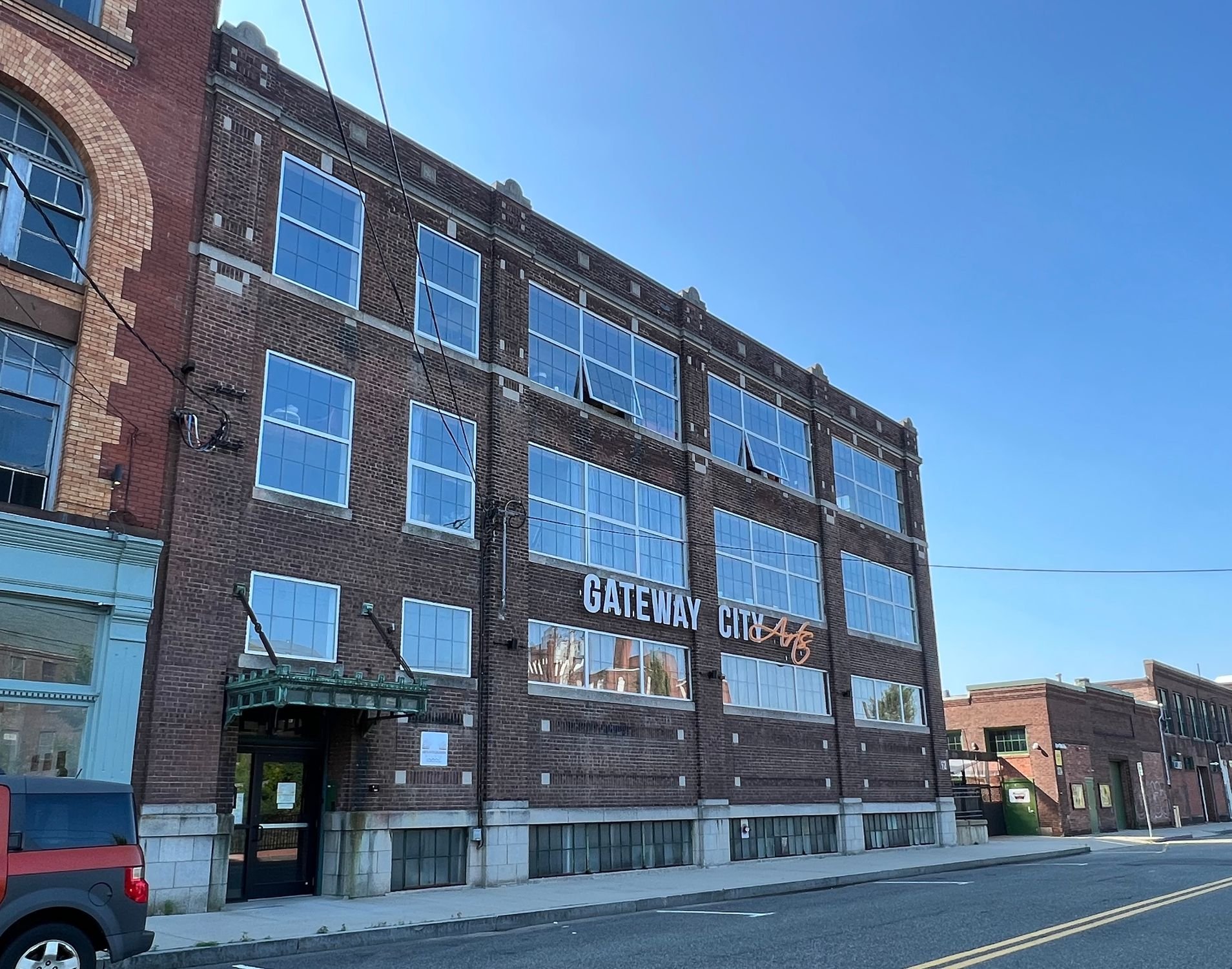 92 Race St, Holyoke, MA 01040