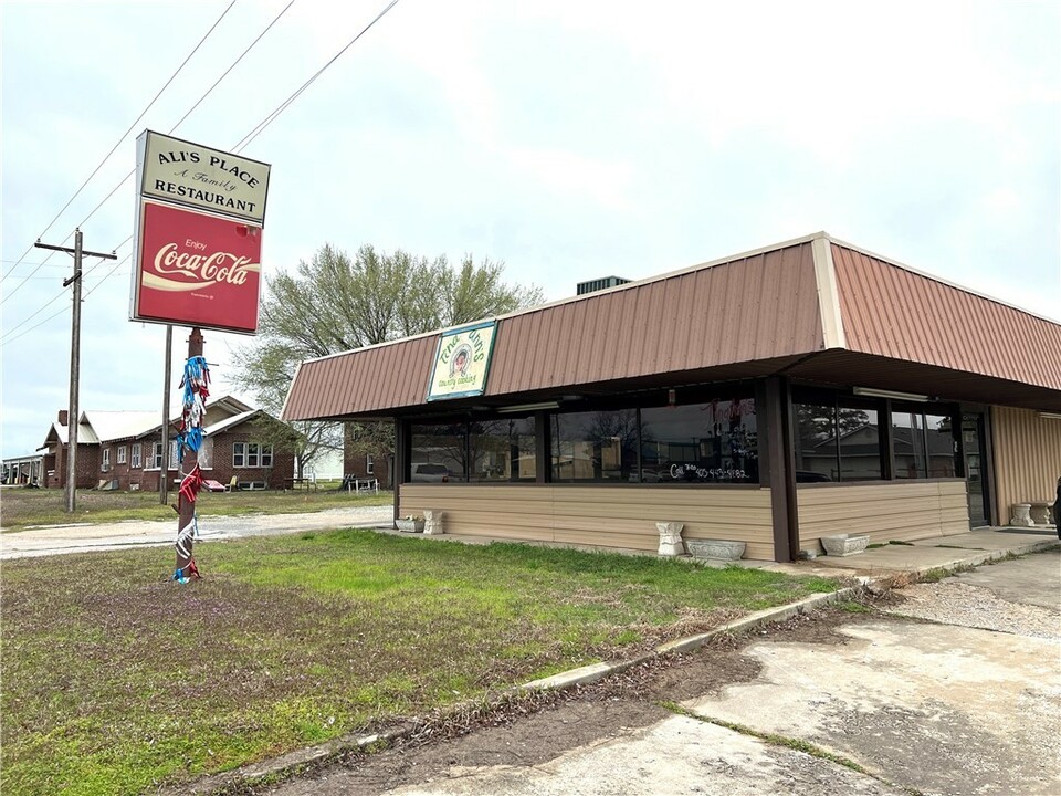 300 Highway St E, Holdenville, OK 74848