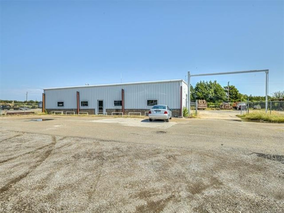 1135 N Peninsula Dr E, Cleveland, OK 74020