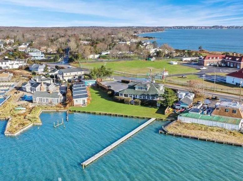 32 Lighthouse Rd, Hampton Bays, NY 11946