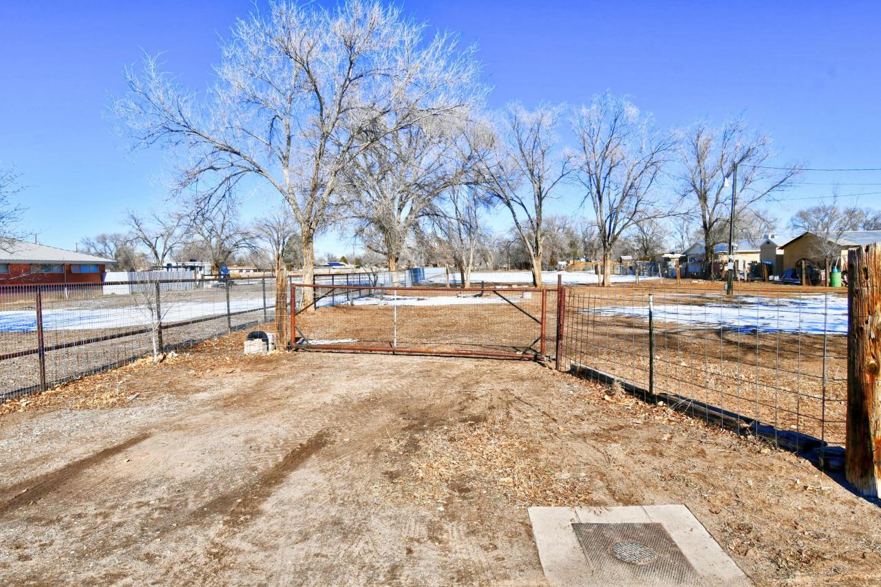 2437 Metzgar Rd SW, Albuquerque, NM 87105