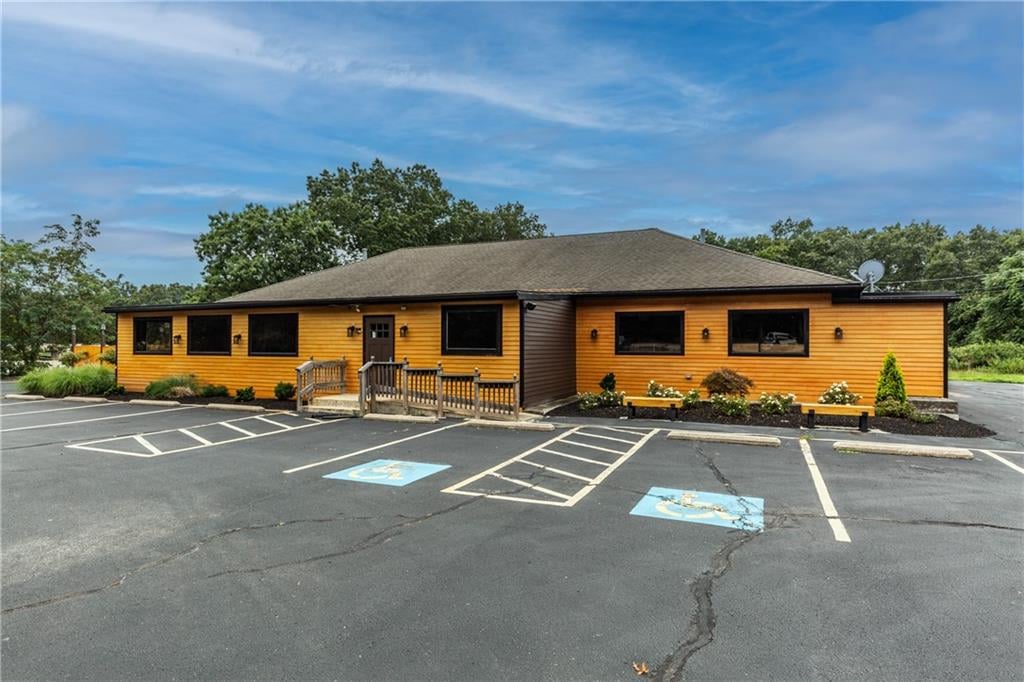 332 Farnum Pike, Smithfield, RI 02917