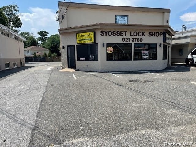 144 N Jackson Ave, Syosset, NY 11791