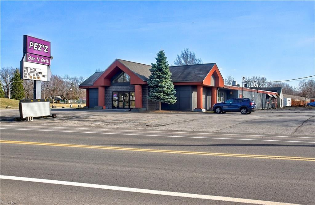 5348 E Lake Rd, Sheffield Lake, OH 44054