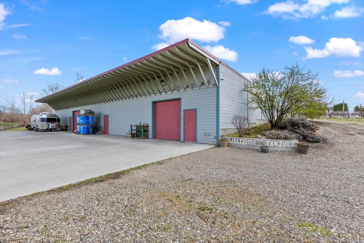 209 N Bonair Rd, Zillah, WA 98953