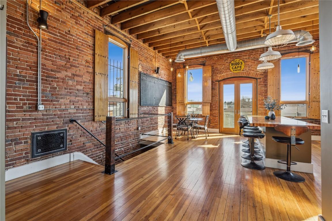 116 W 4Th St, Vinton, IA 52349