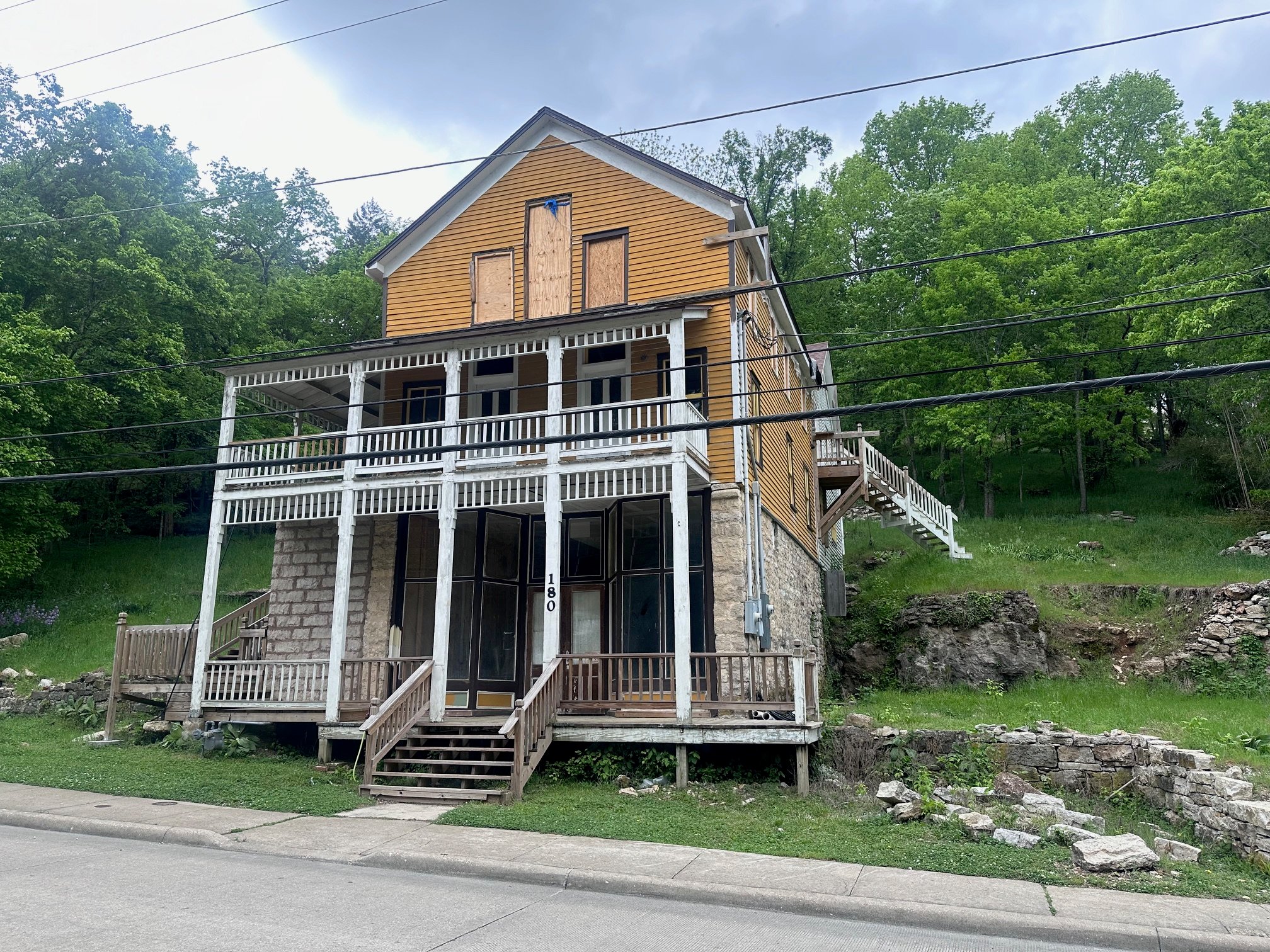 180 N Main St, Eureka Springs, AR 72632