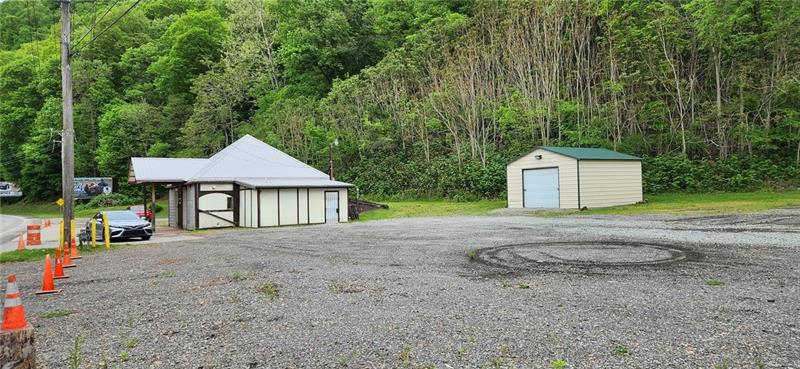 2274 River Rd, Vandergrift, PA 15690