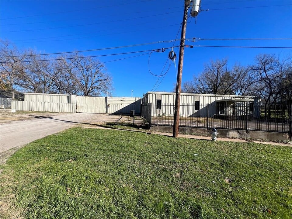 2940 Coombs Creek Dr, Dallas, TX 75233