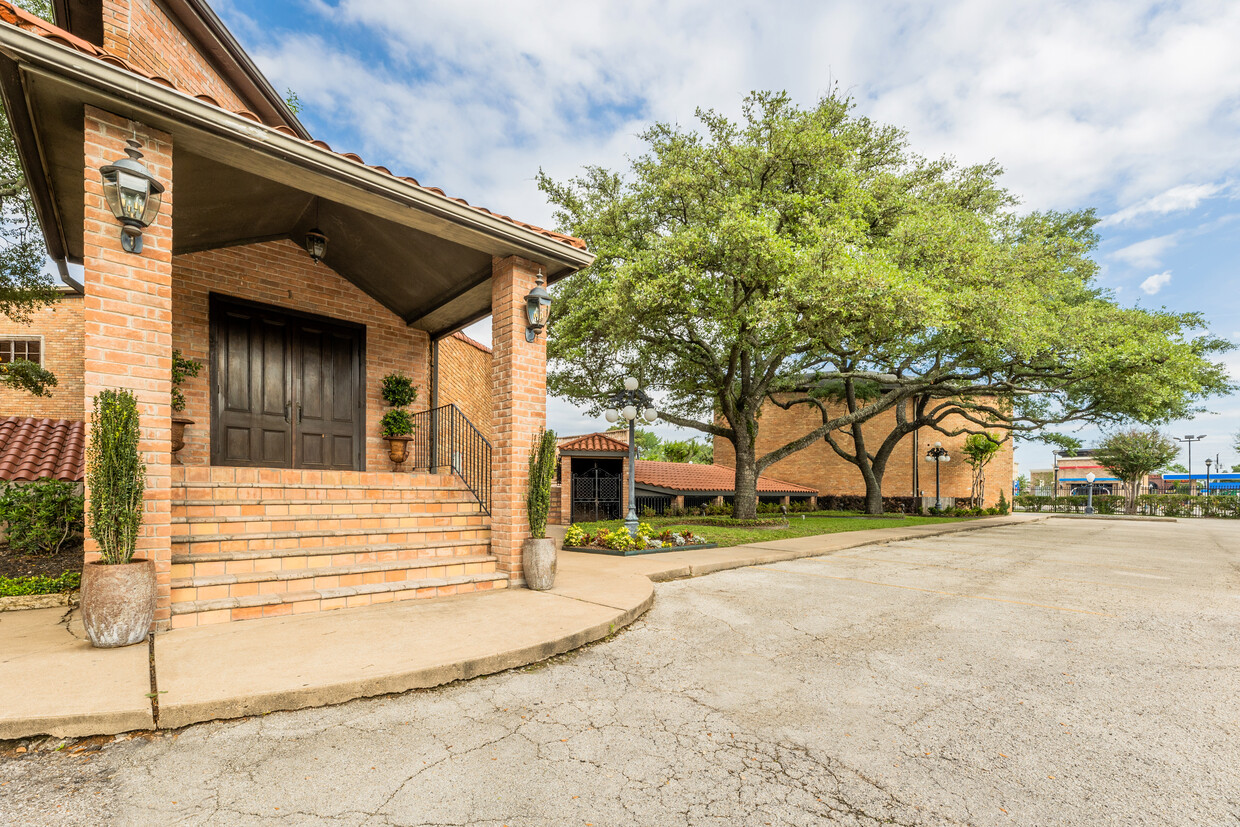 6303 Beverlyhill St, Houston, TX 77057