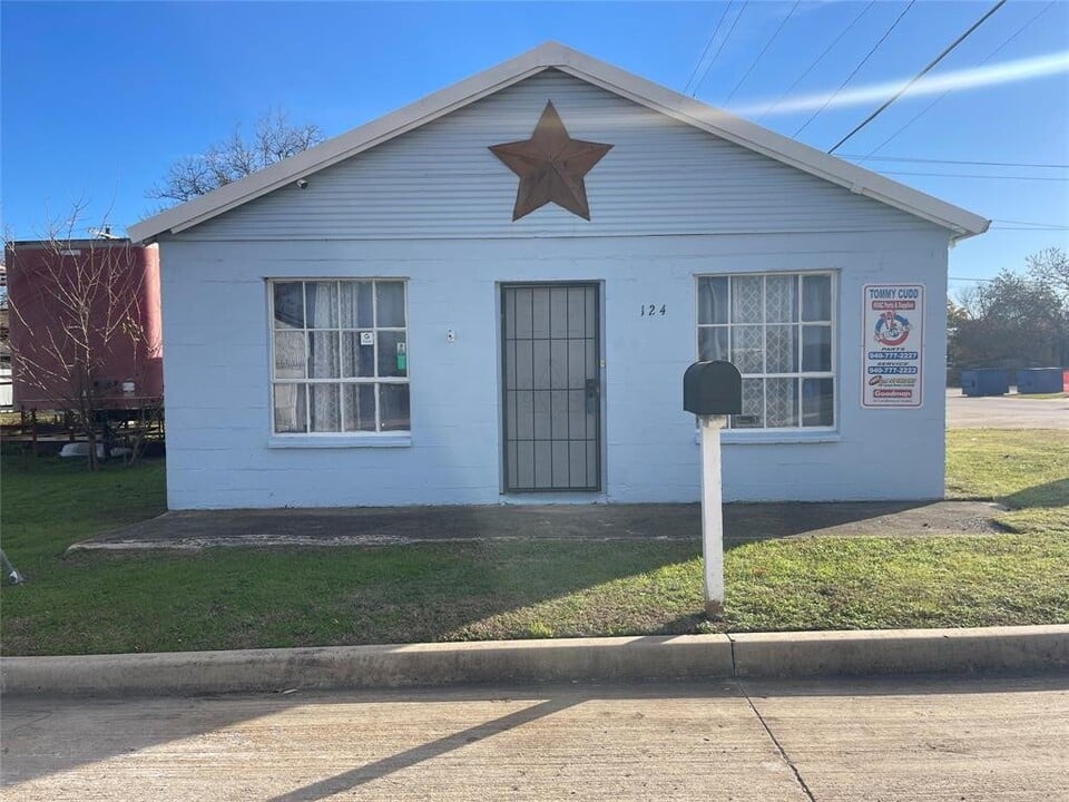 124 Bolivar St, Sanger, TX 76266
