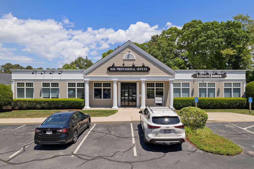 1436 Iyannough Rd, Hyannis, MA 02601