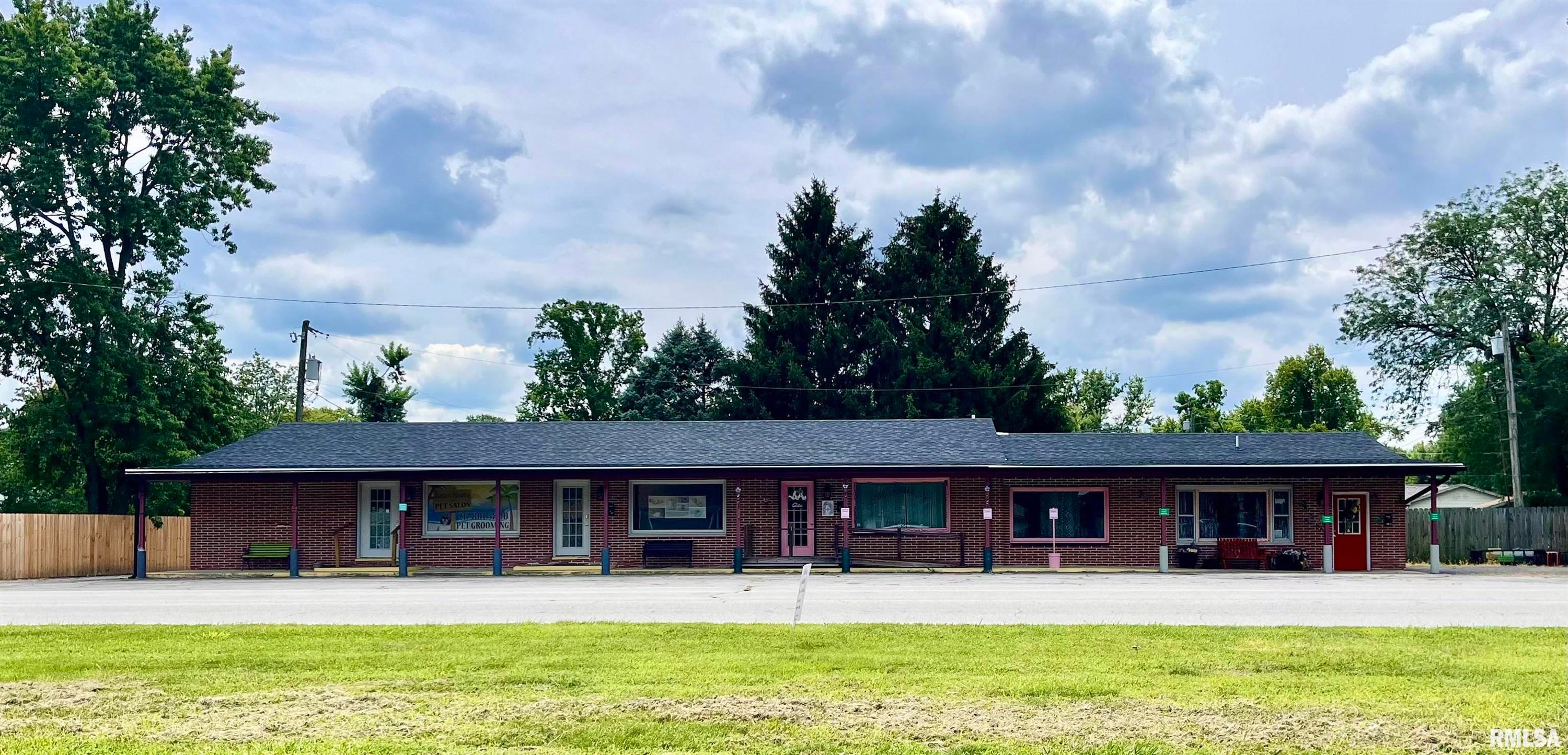 602 E Walnut St, Chatham, IL 62629