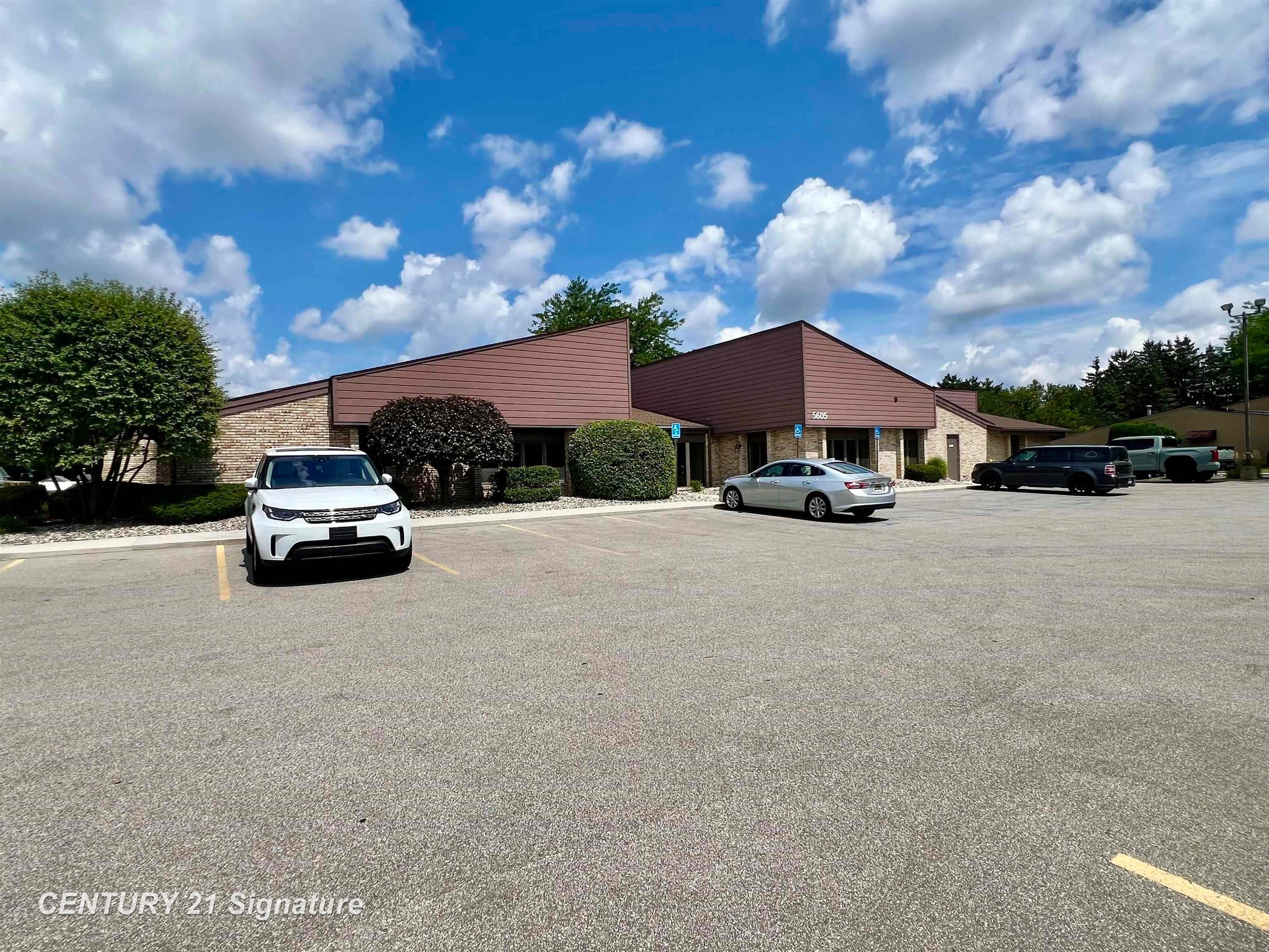 5605 N Colony Dr, Saginaw, MI 48638