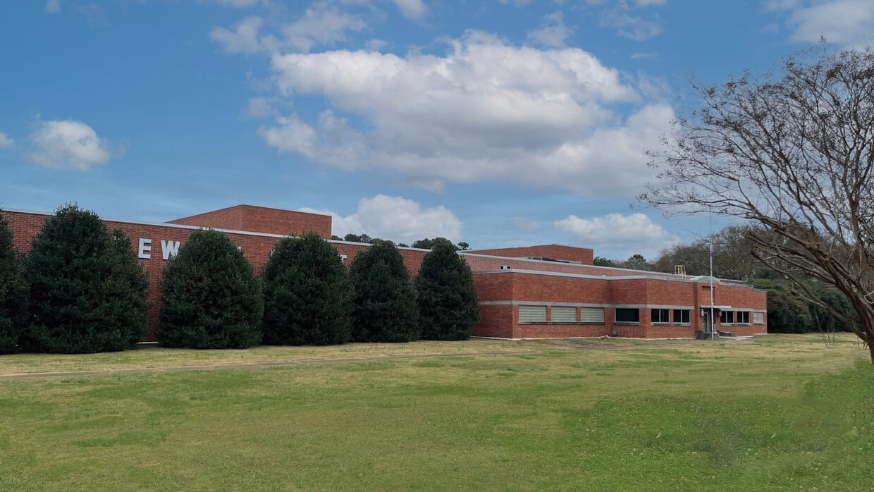 318 W Howell St, Hartwell, GA 30643