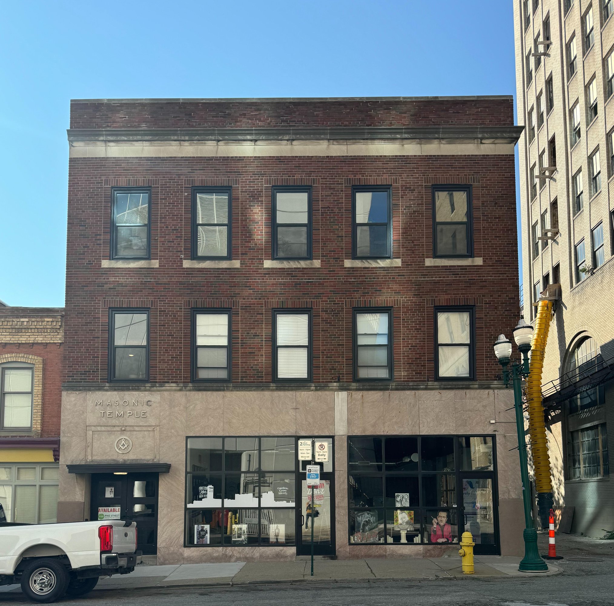 16 E Lawrence St, Pontiac, MI 48342