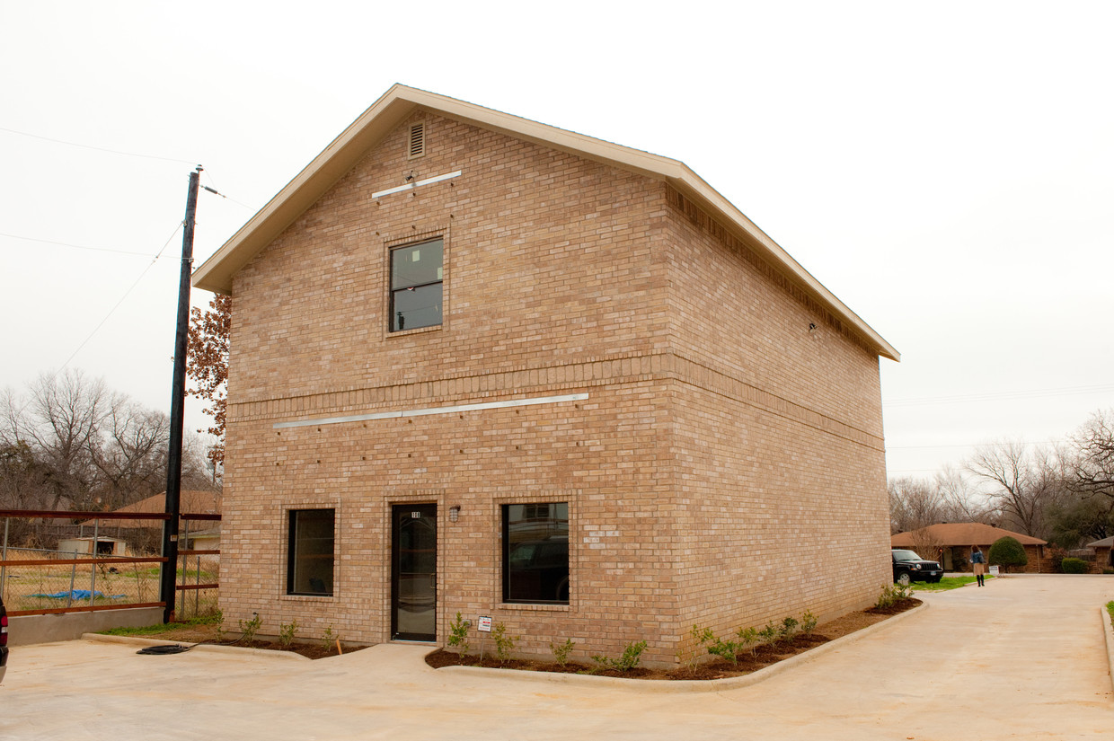 108 Adolphus Ave, Lake Dallas, TX 75065
