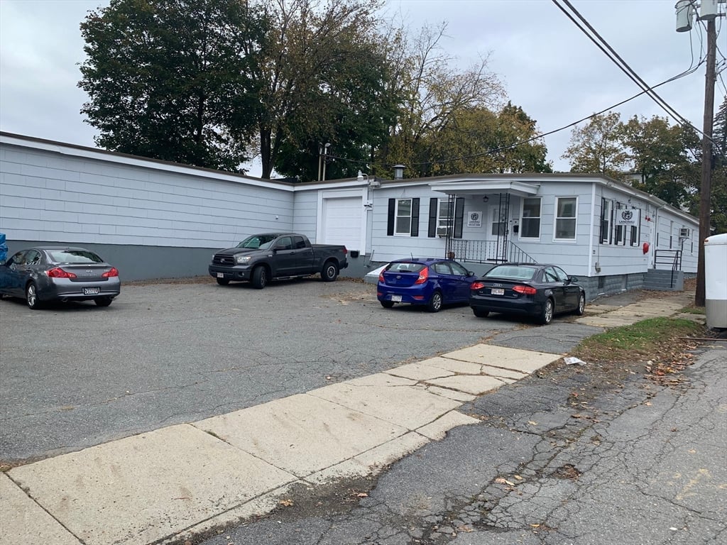22 Laurel St, Leominster, MA 01453