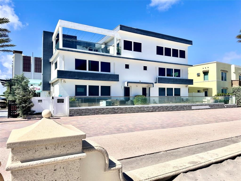 2201 N Surf Rd, Hollywood, FL 33019