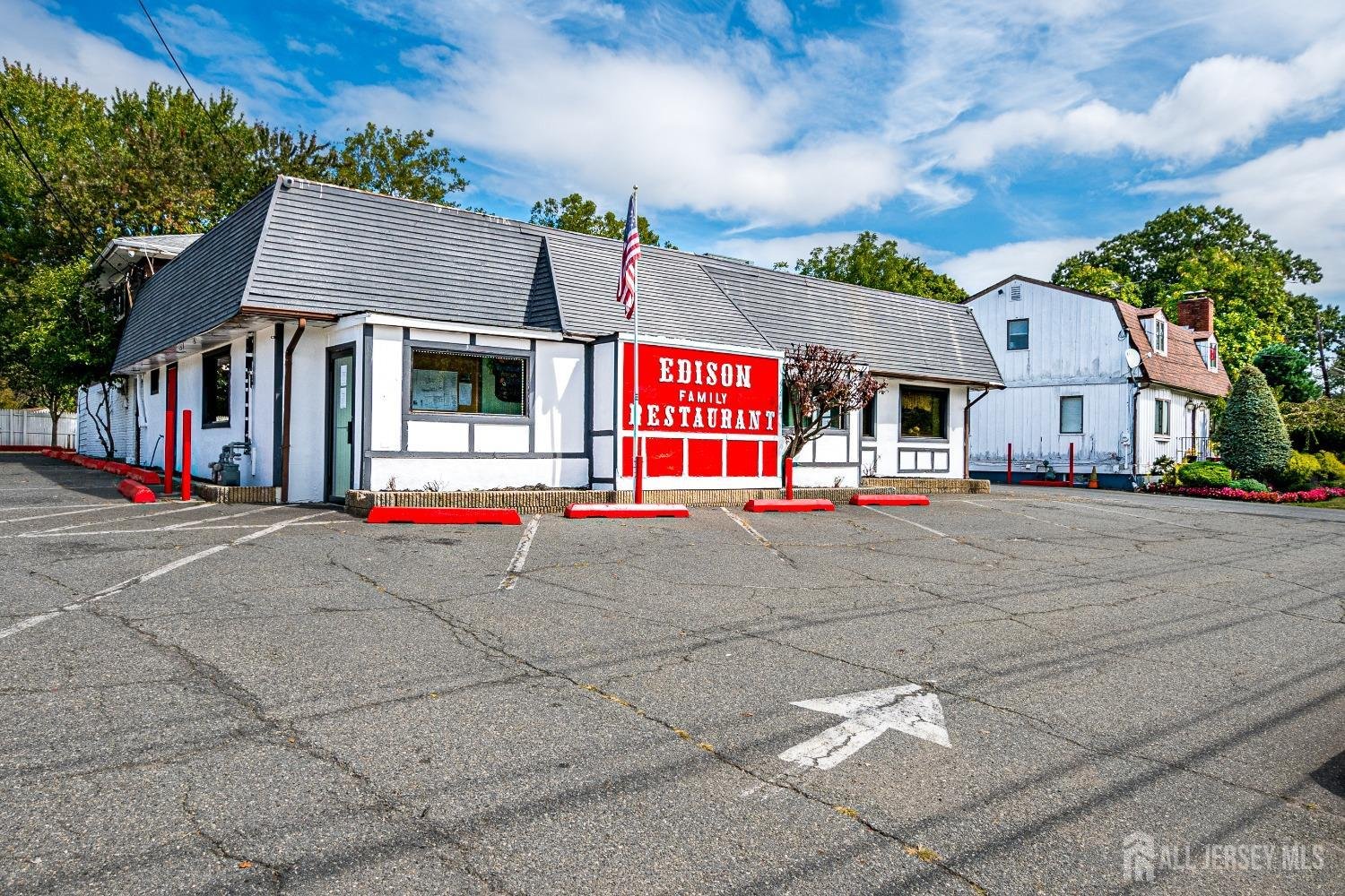 1900 Oak Tree Rd, Edison, NJ 08820