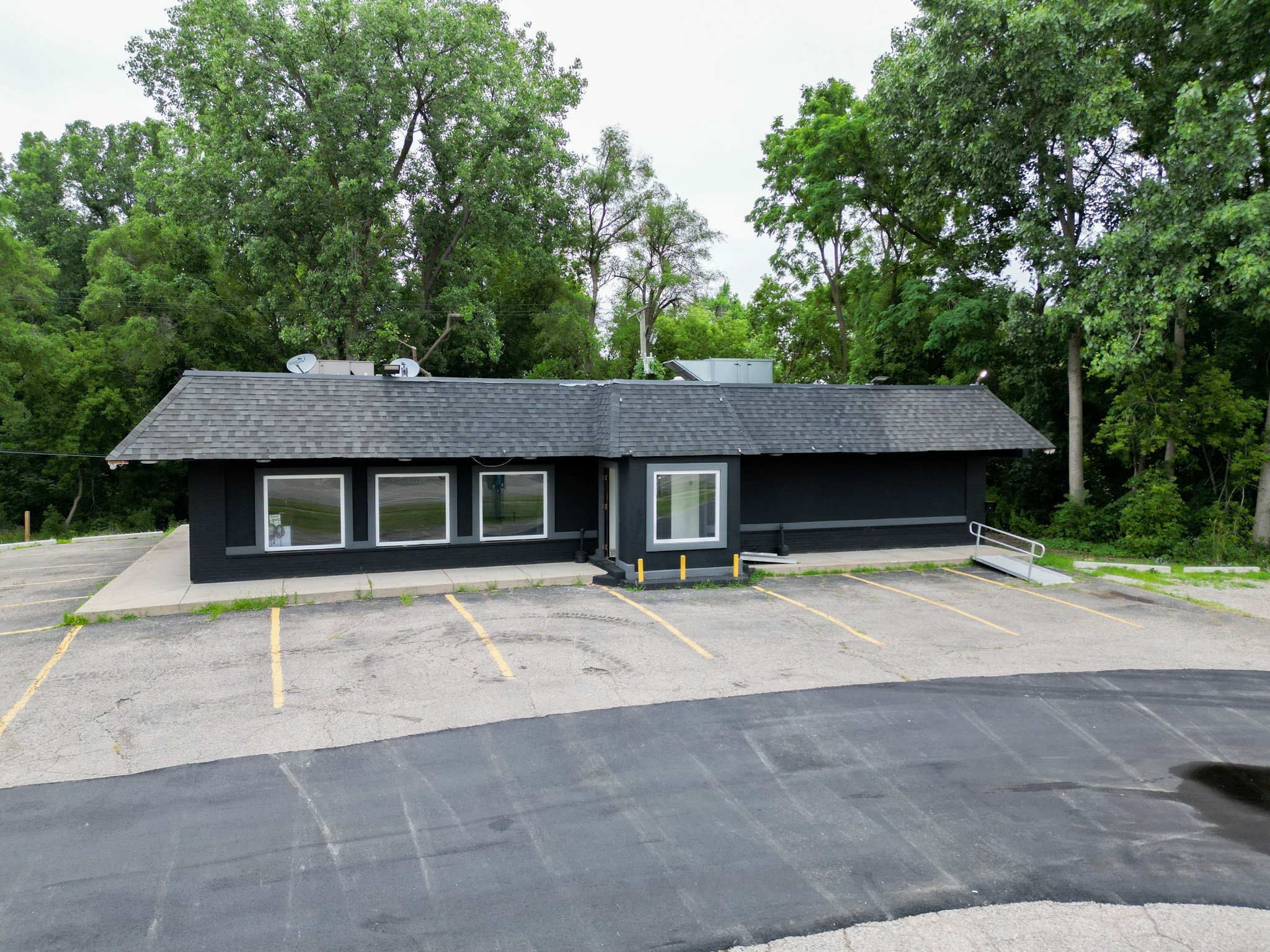 3870 Elizabeth Lake Rd, Waterford, MI 48328