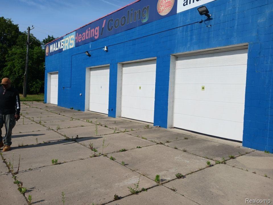 15921 8th Mile Rd, Detroit, MI 48235-2151