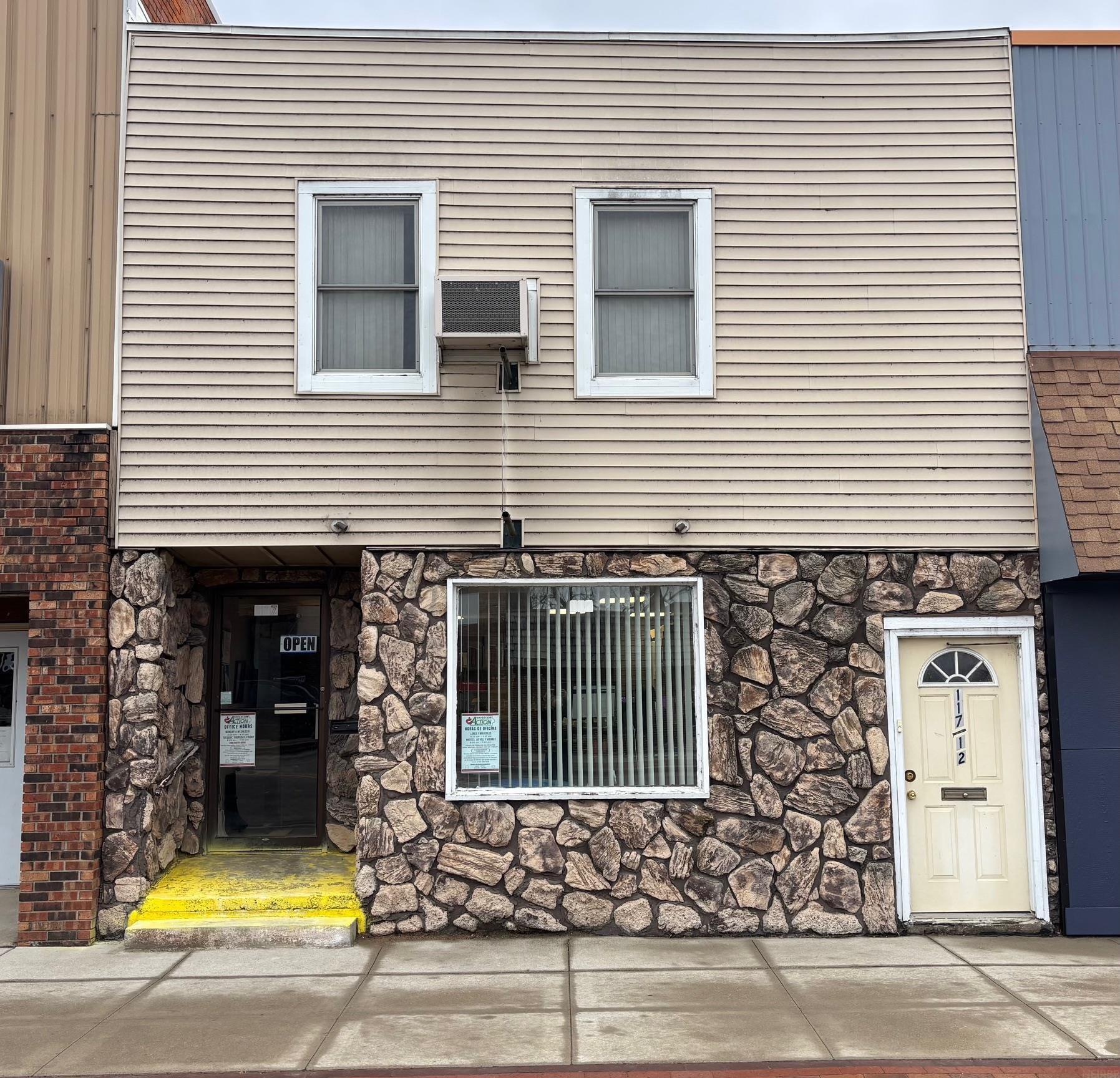117 W Bremer Ave, Waverly, IA 50677