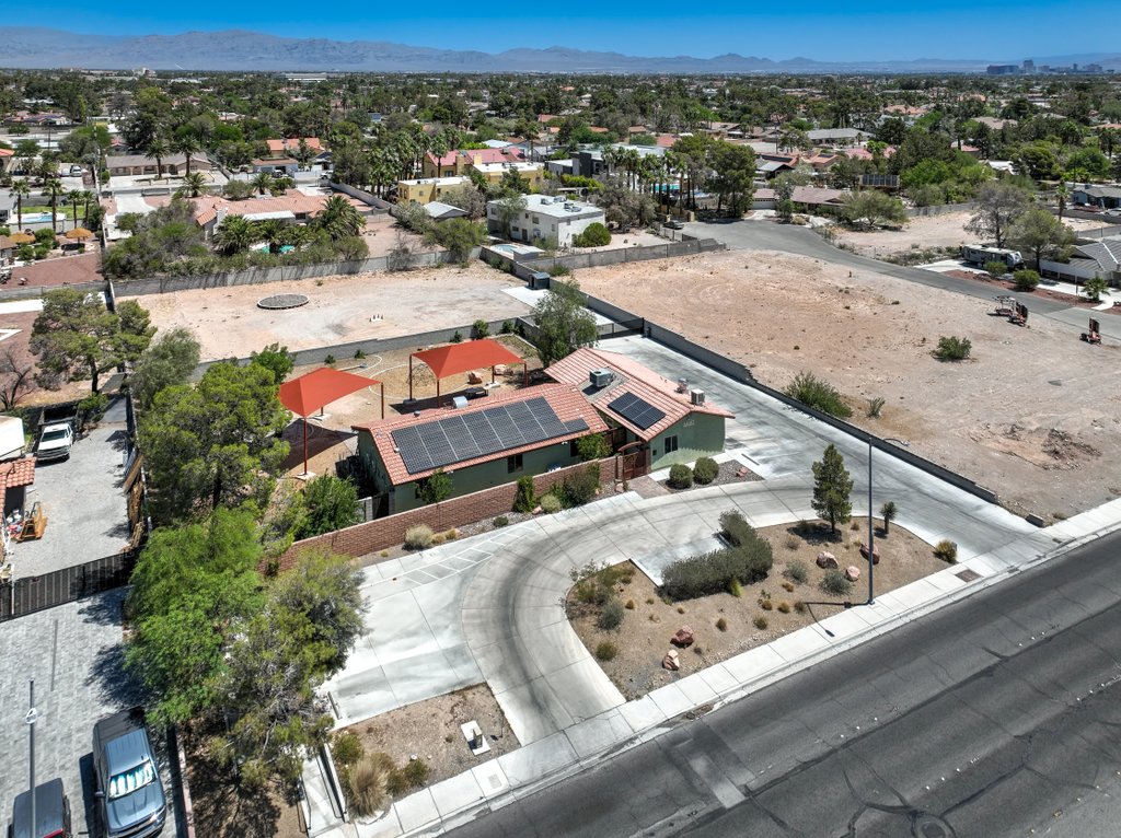 6440 W Desert Inn Rd, Las Vegas, NV 89146