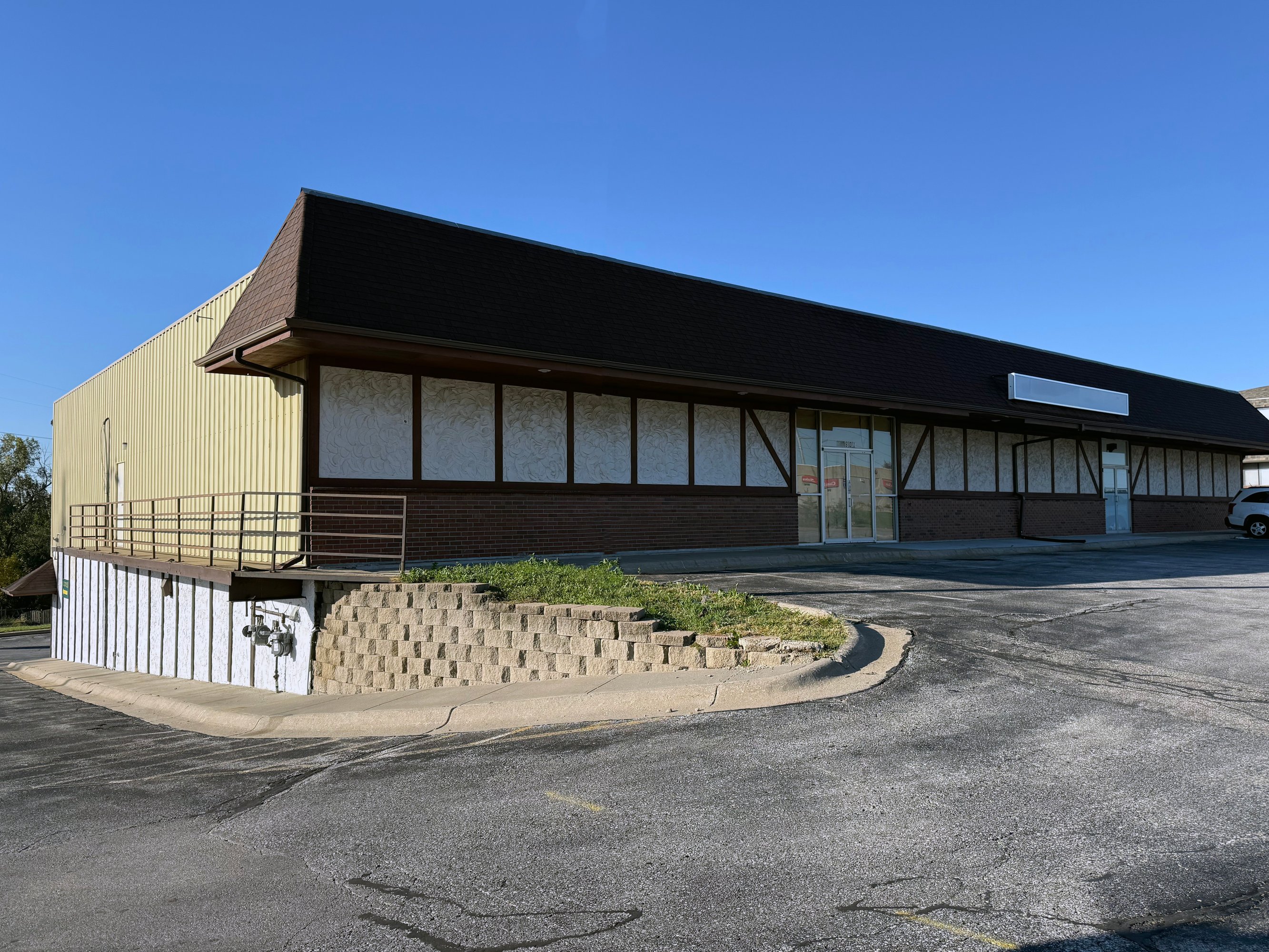 10801 Blondo St, Omaha, NE 68164