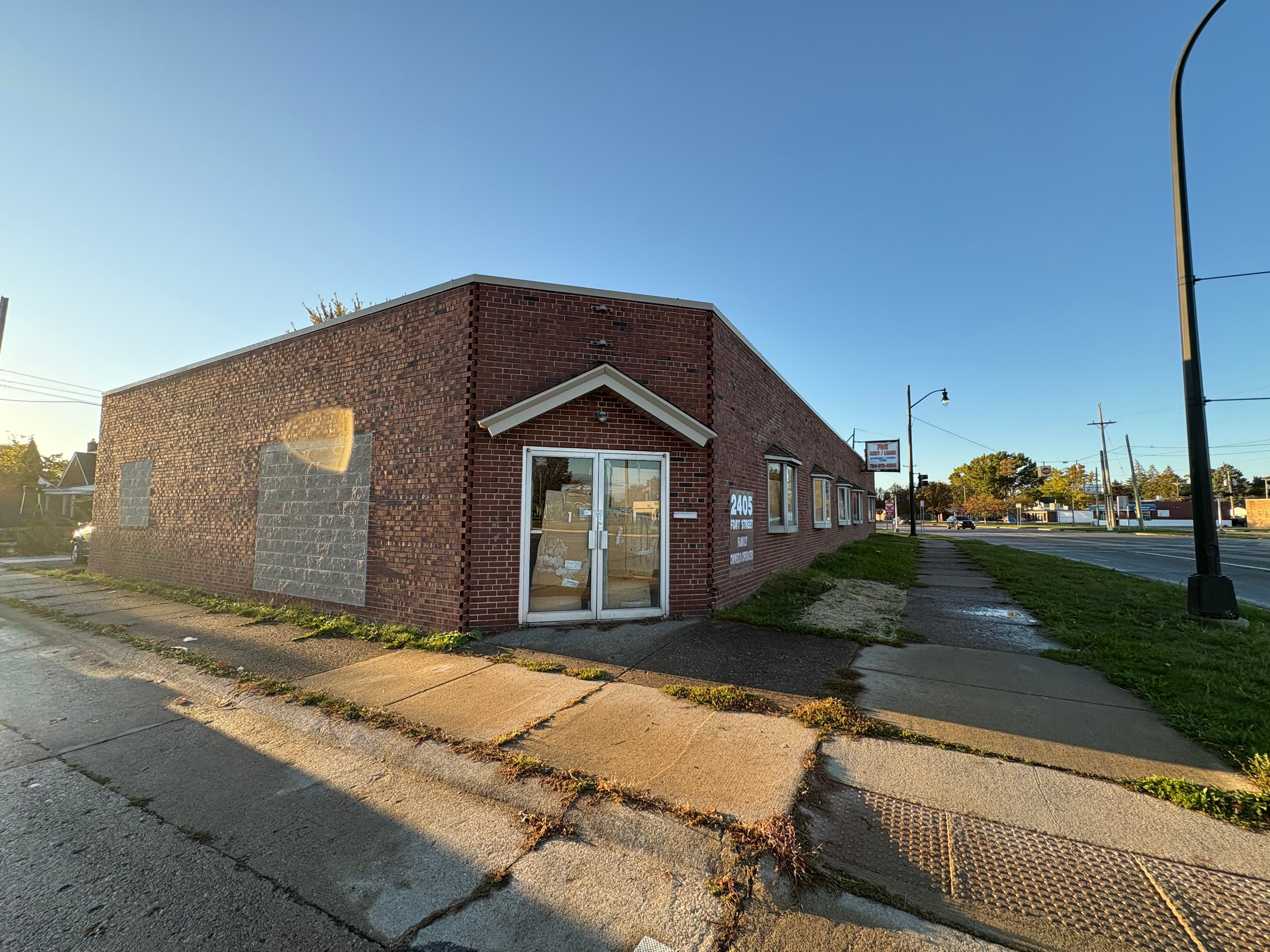 2405 Fort St, Lincoln Park, MI 48146
