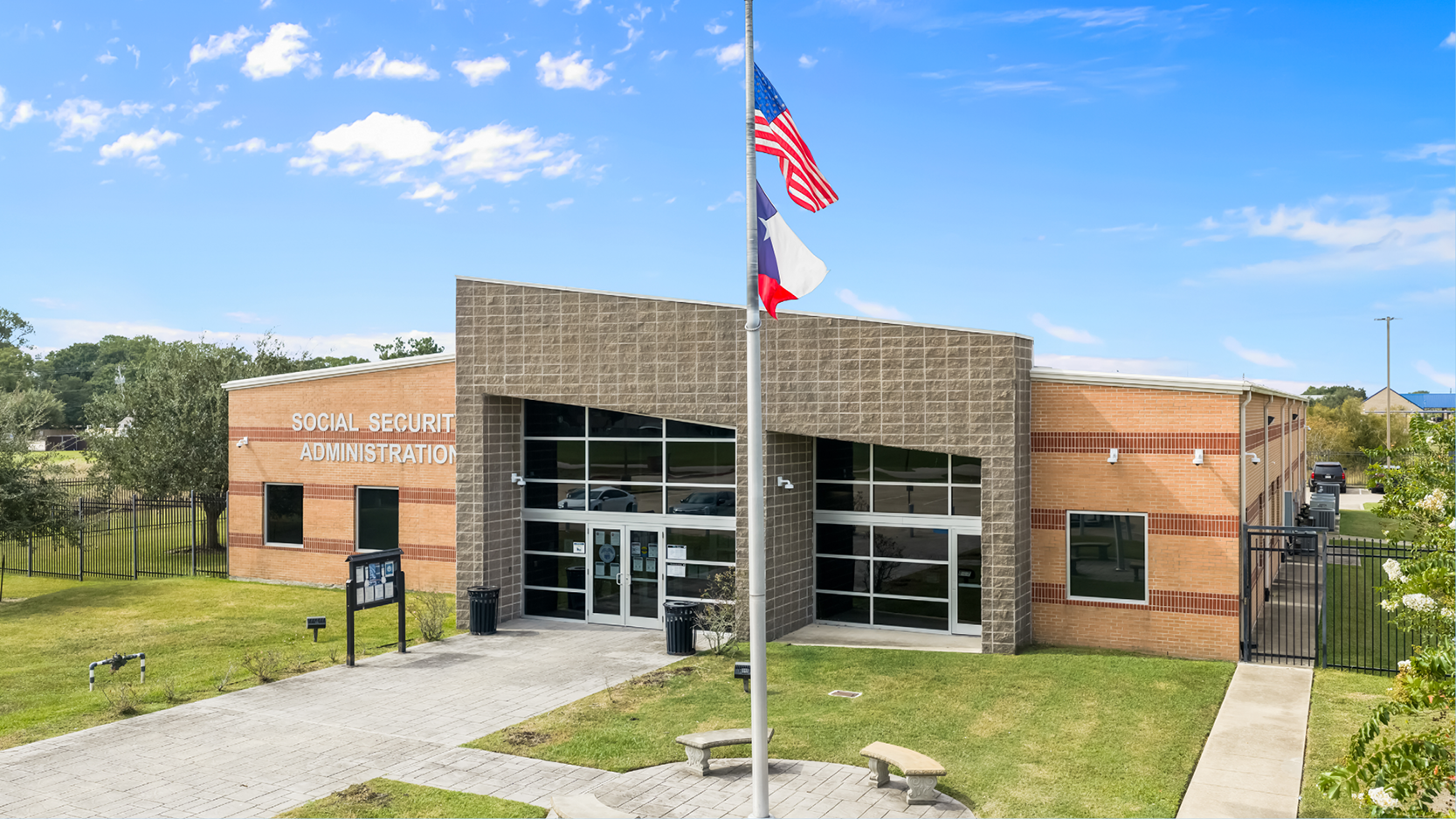 2921 N Valderas St, Angleton, TX 77515