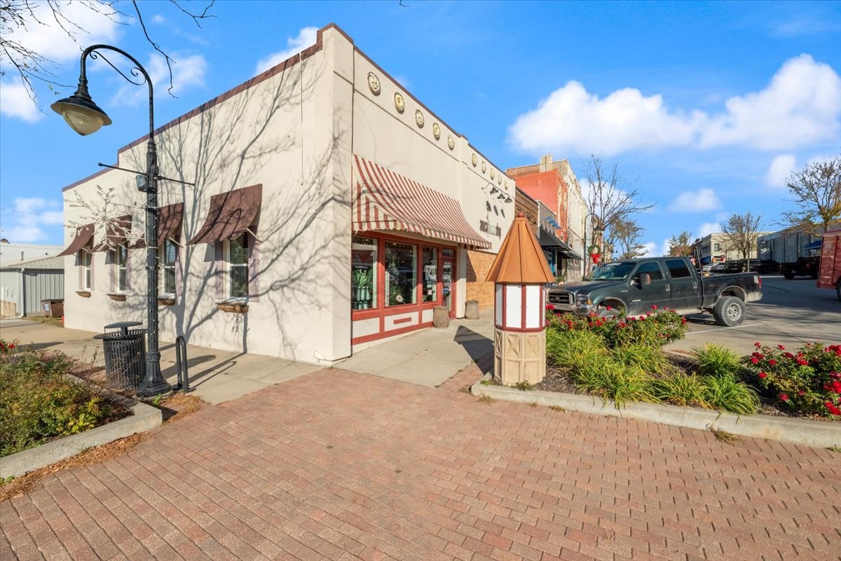 180 S Elm St, Avoca, IA 51521