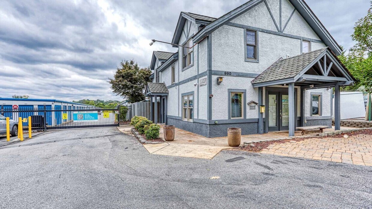 990 Sand Hill Rd, Asheville, NC 28806