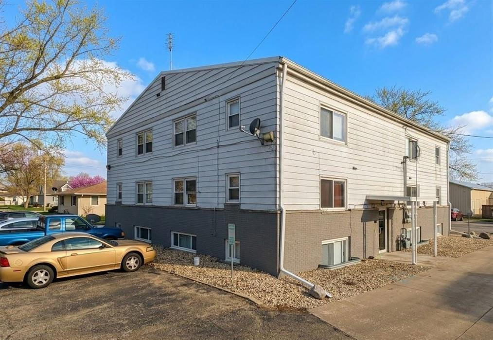 522 Main St, Hanna City, IL 61536-9311