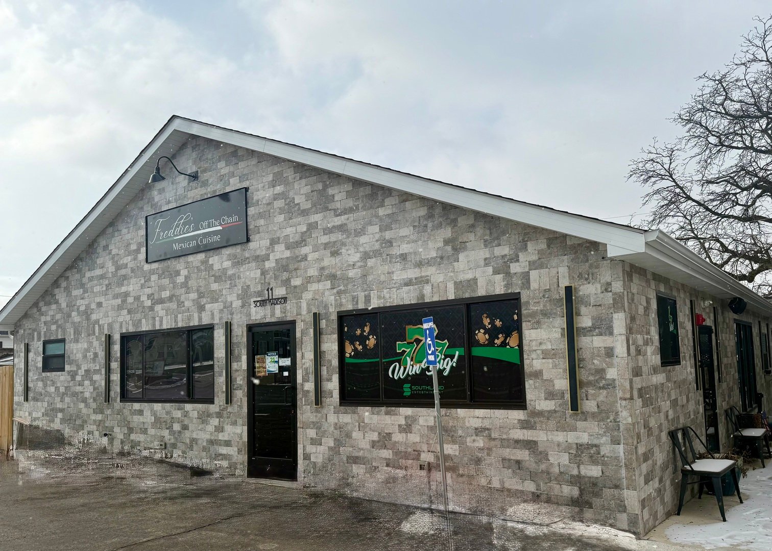 11 S Madison St, Oswego, IL 60543