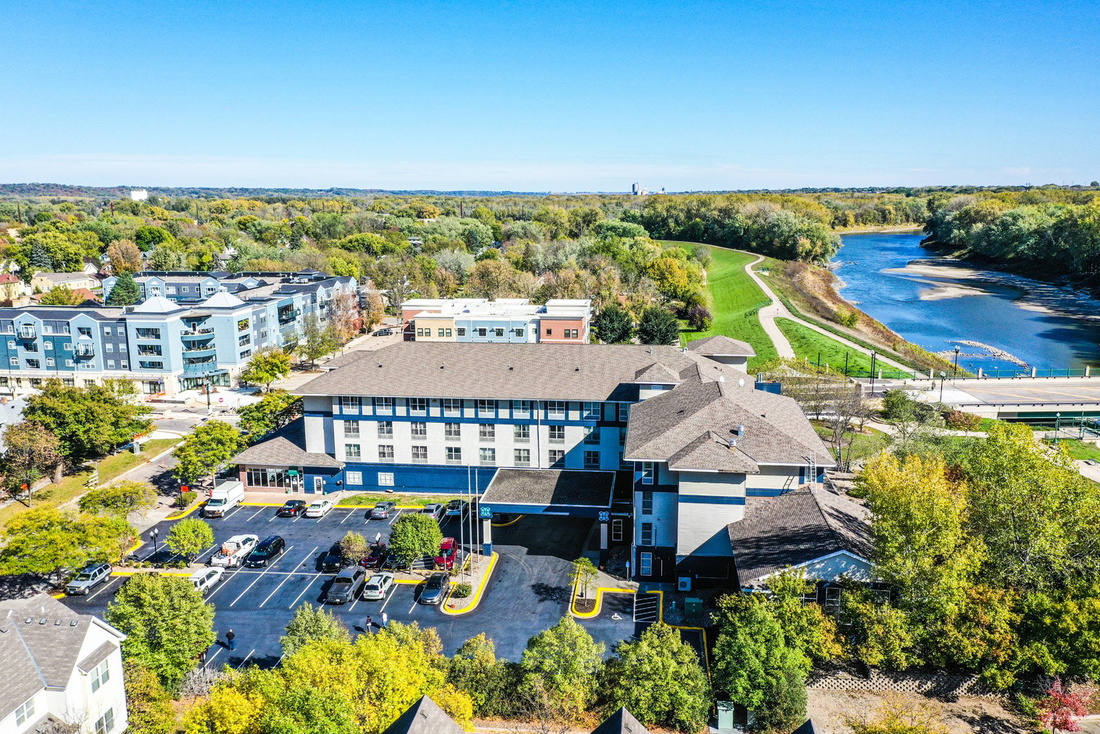 1 River Bend Pl, Chaska, MN 55318