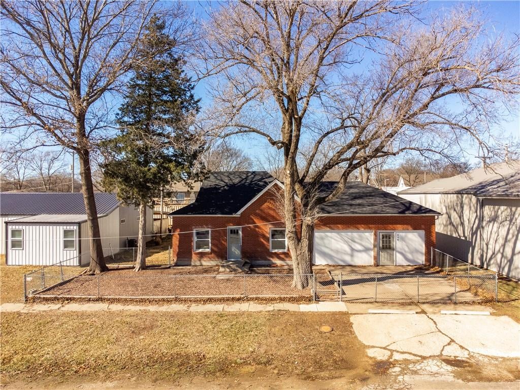 406 S Main St, Archie, MO 64725