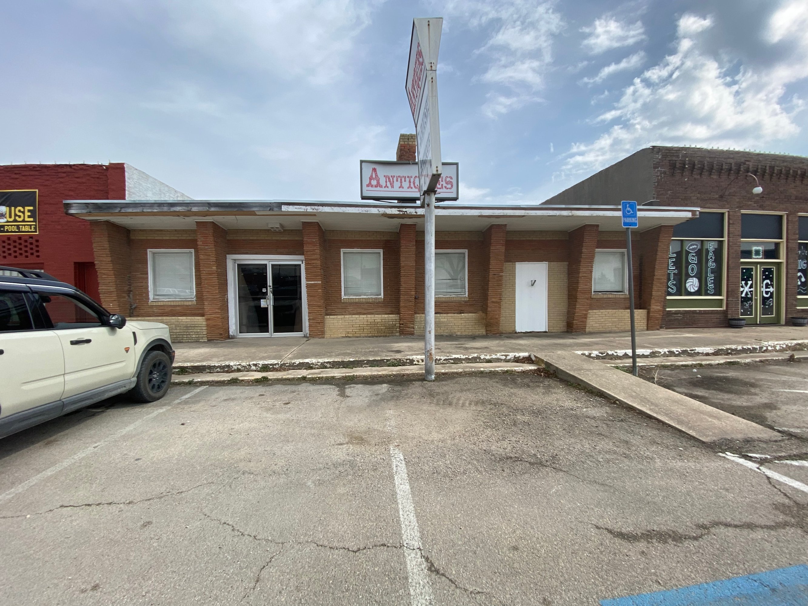 108 N Mccubbin St, Valley View, TX 76272