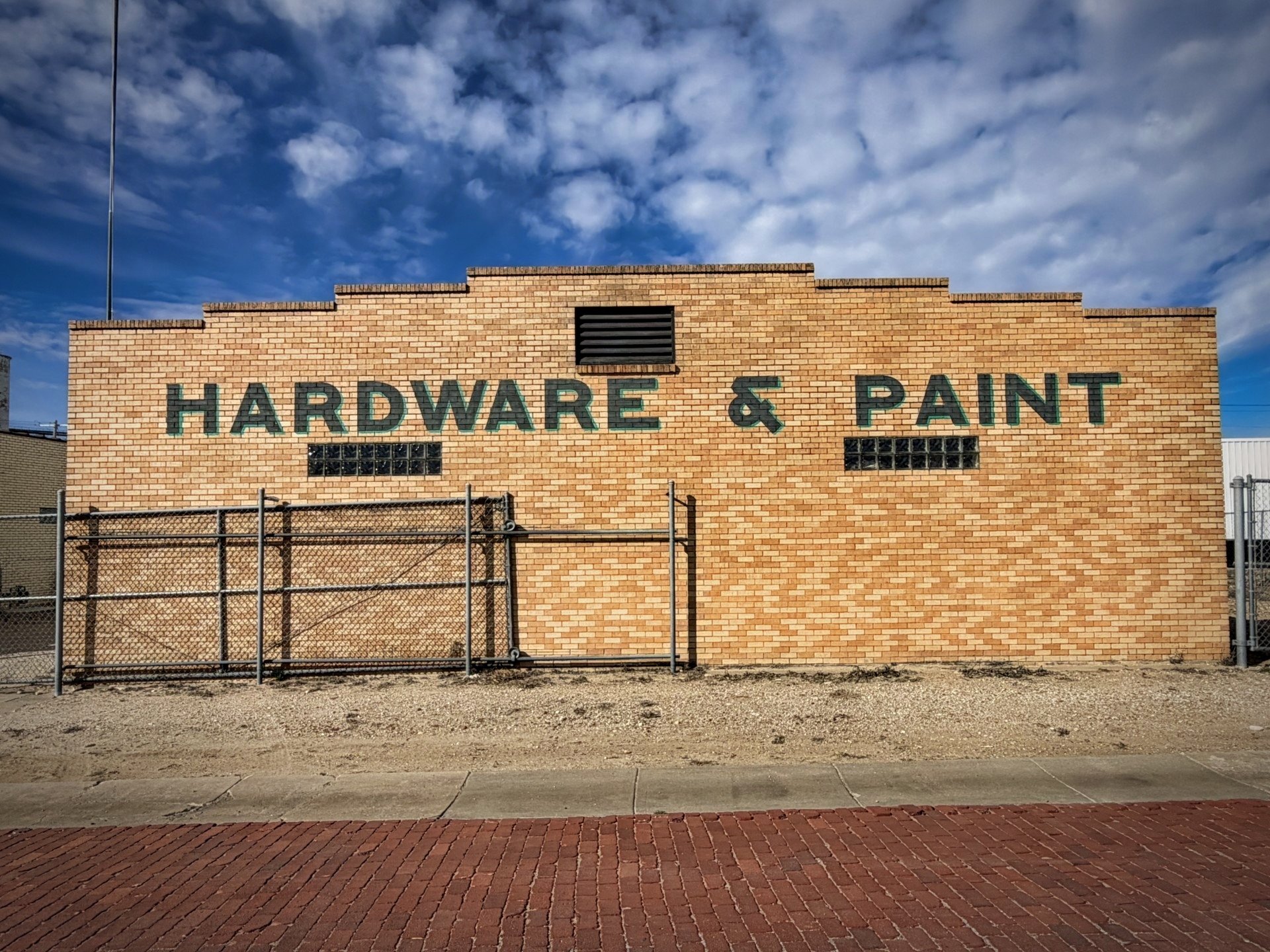 103 4Th St, Wakeeney, KS 67672