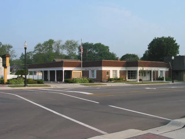 2272 W Jefferson Ave, Trenton, MI 48183