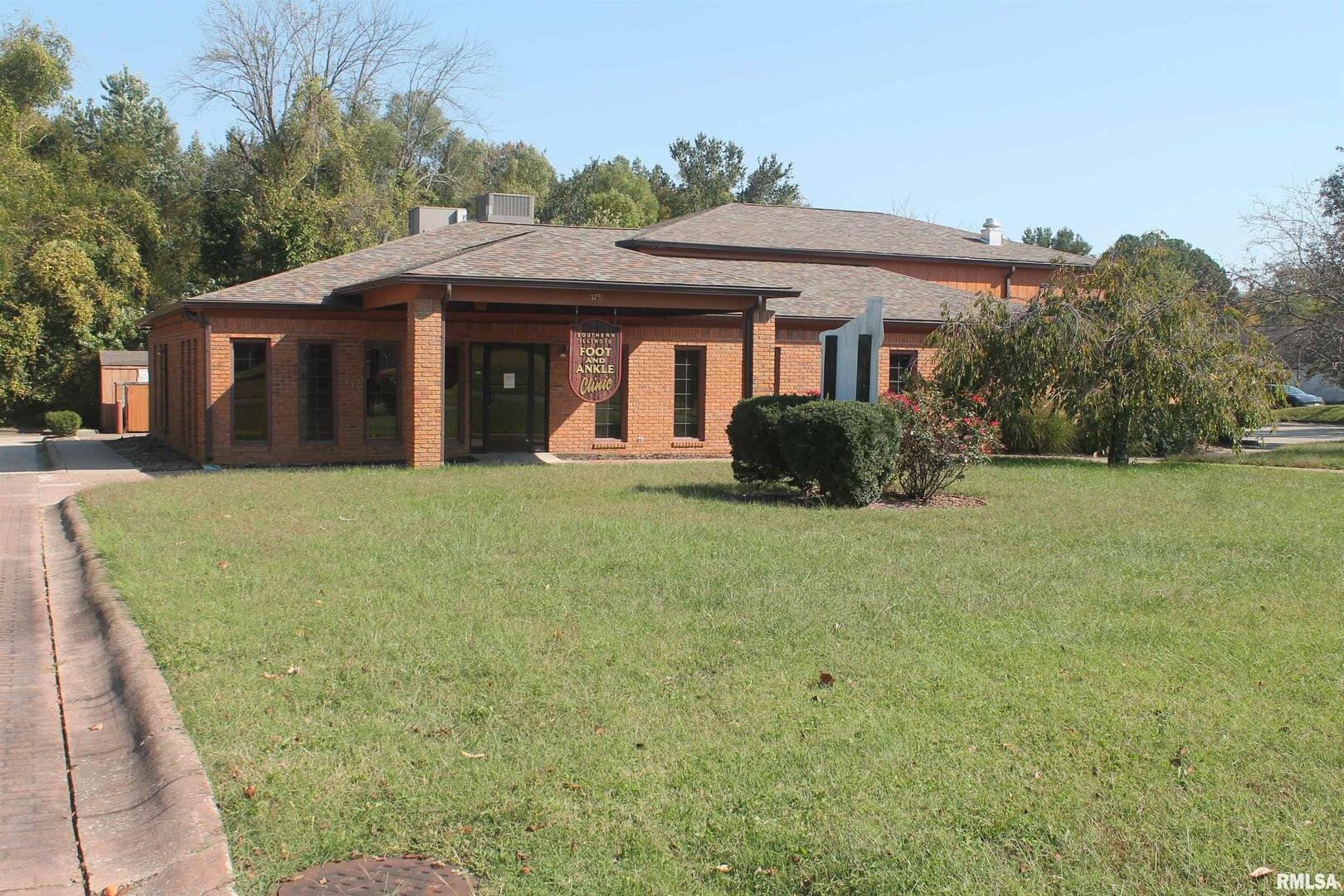 1235 Cedar Ct, Carbondale, IL 62901
