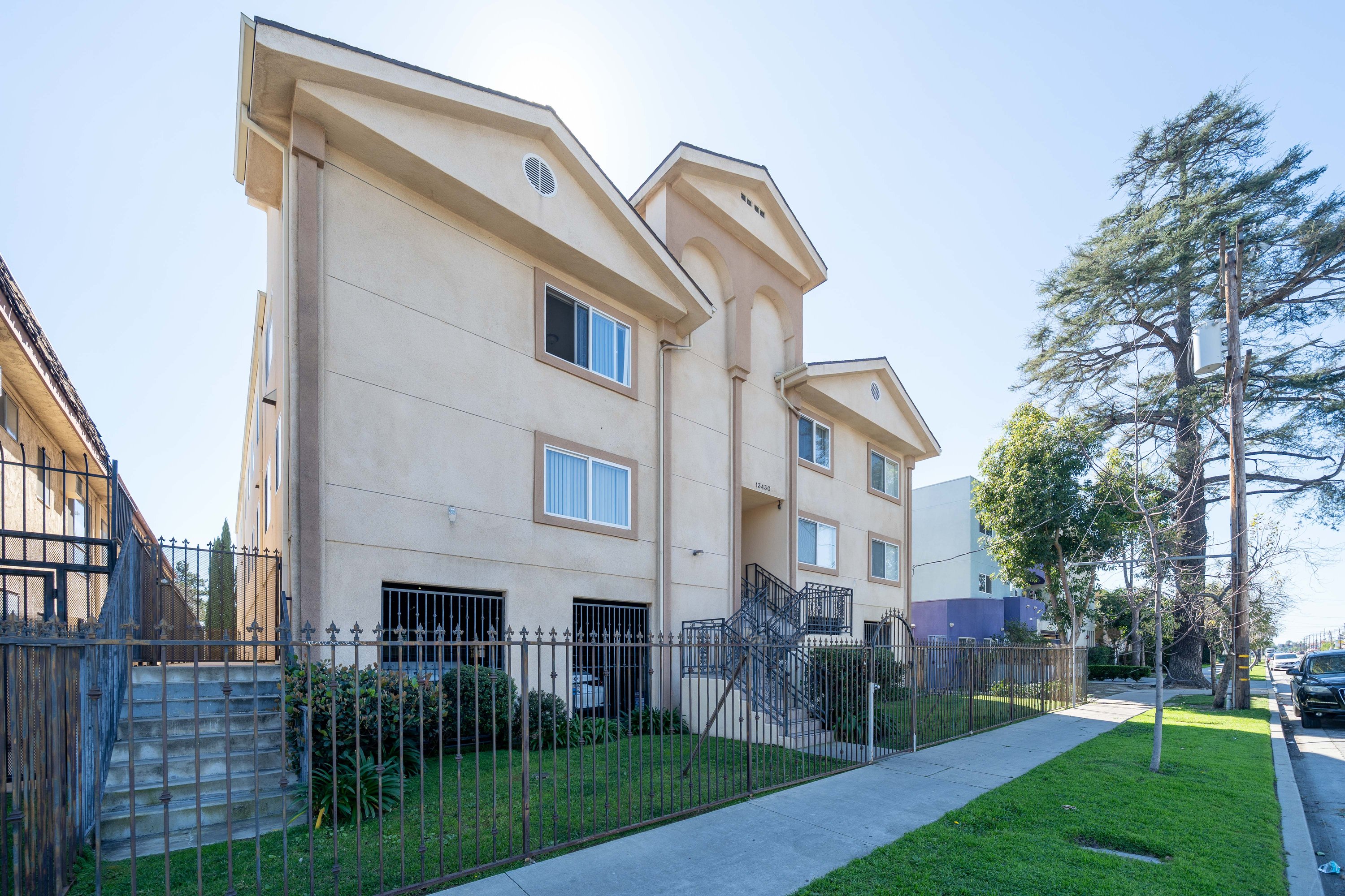 13430 Victory Blvd, Van Nuys, CA 91401