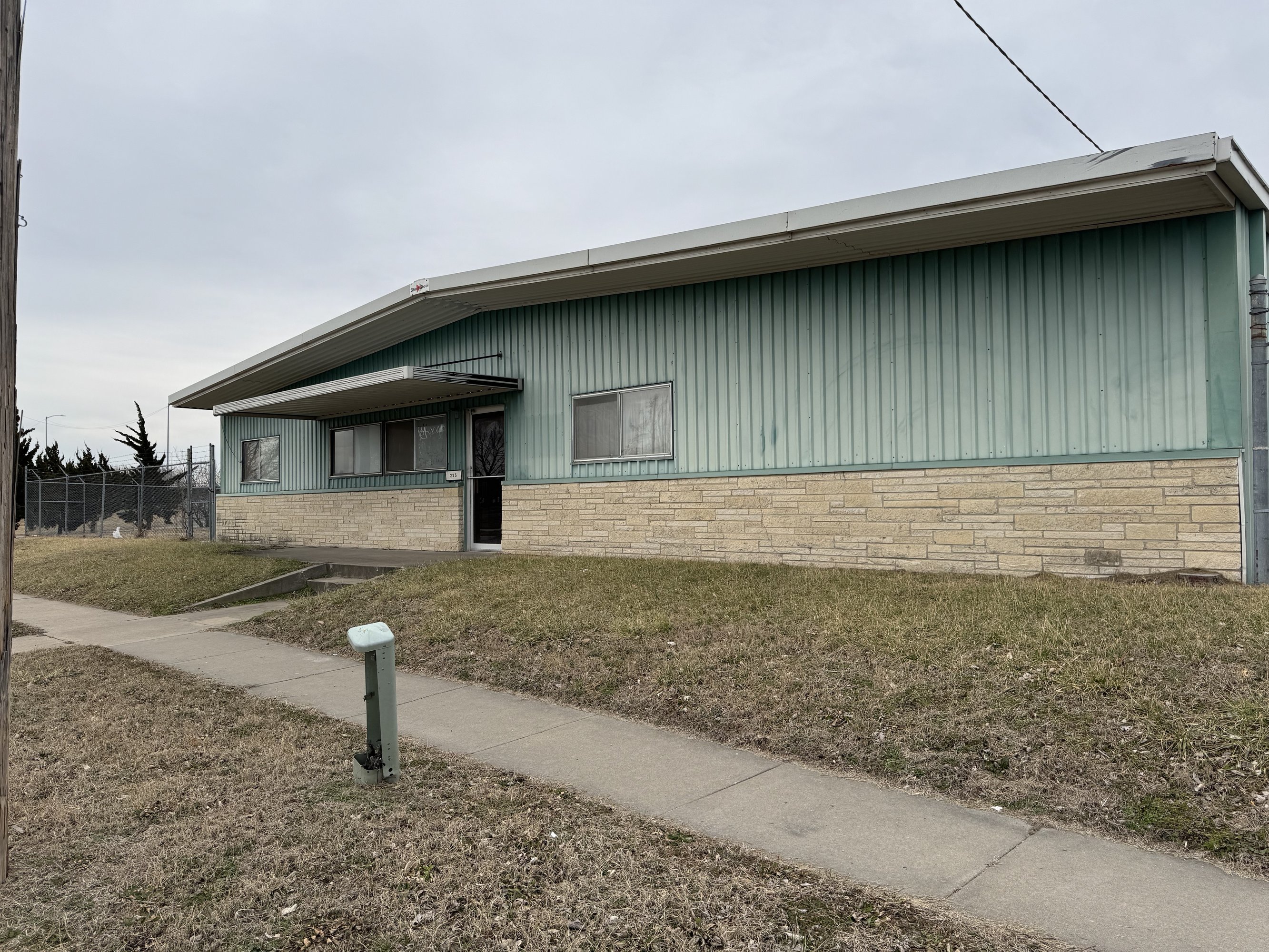 225 NW Curtis St, Topeka, KS 66608