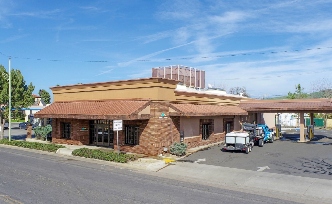 142 S Mirage Ave, Lindsay, CA 93247